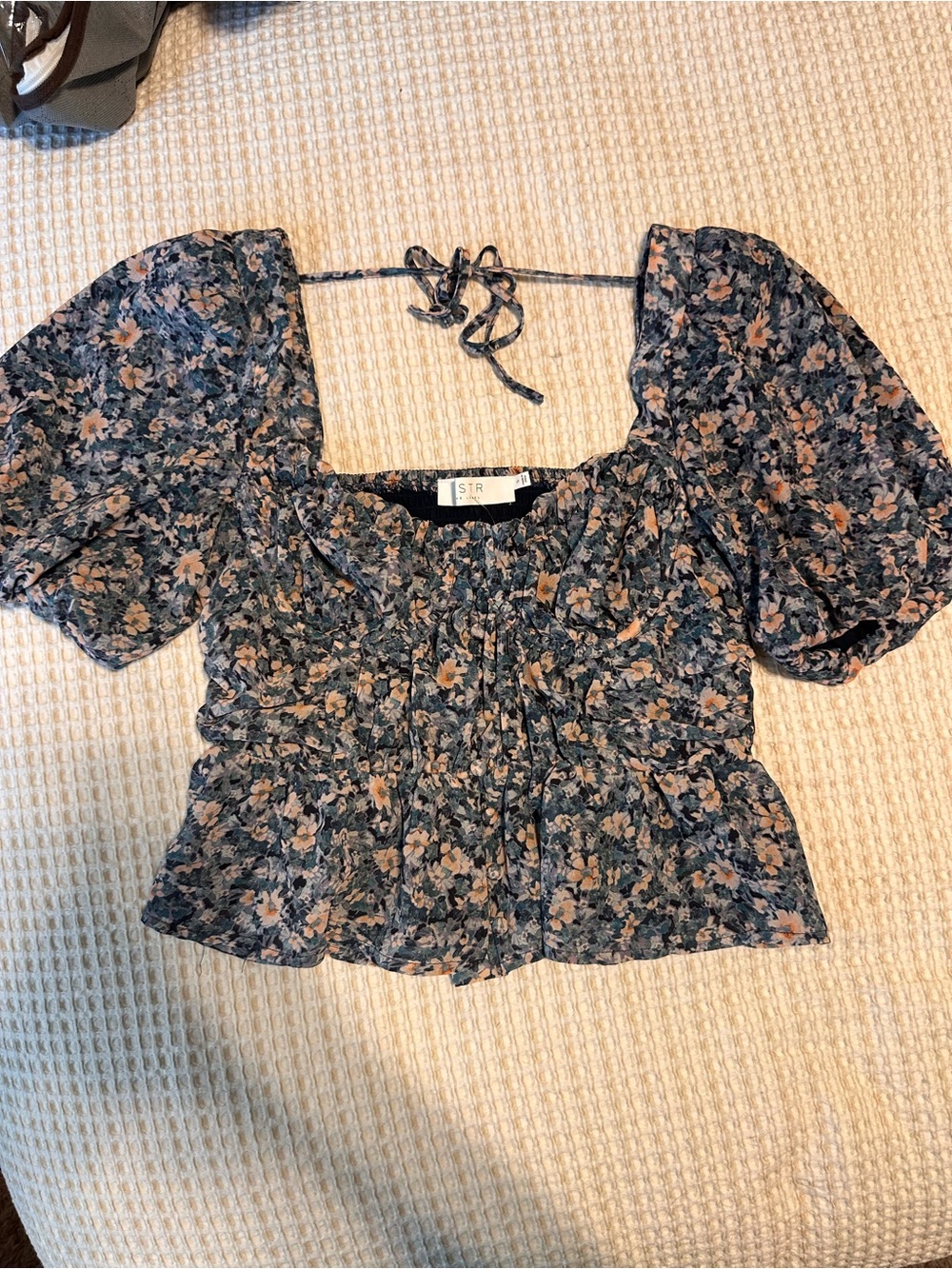 Astr Floral Puff-Sleeve Crop Top in Navy and Dusty Pink